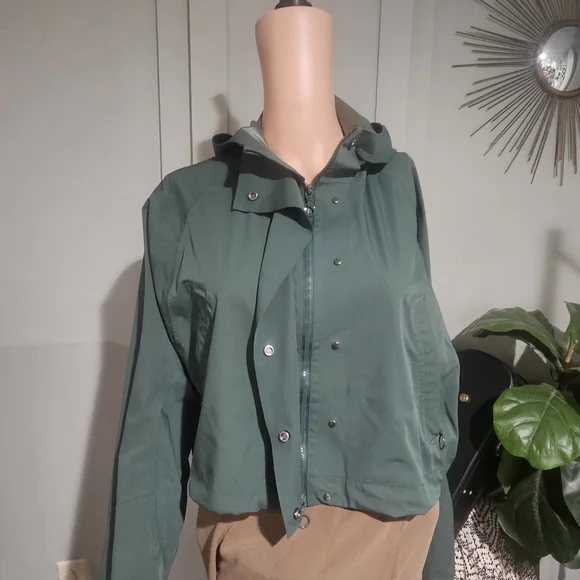 FABLETICS Cropped Hooded Jacket – Green | Lightweight Performance Layer. Small - Picture 11 of 16